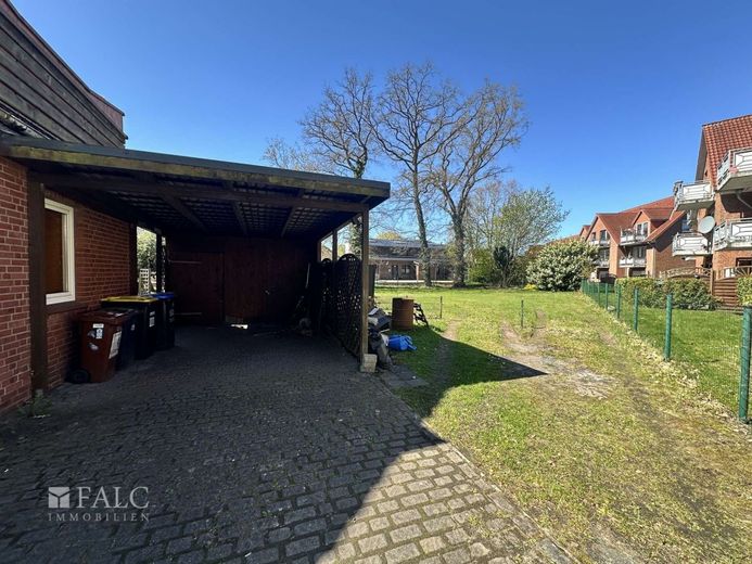 Einfamilienhaus mit Einliegerwohnung und Baugrundstück in zentraler Lage von Himmelpforten – Carport