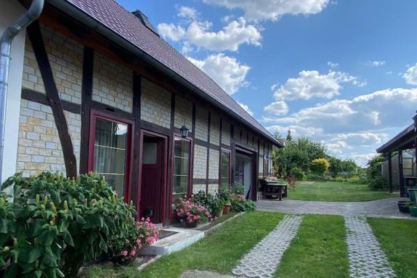 Einfamilienhaus, freistehend mit Carport und Garten