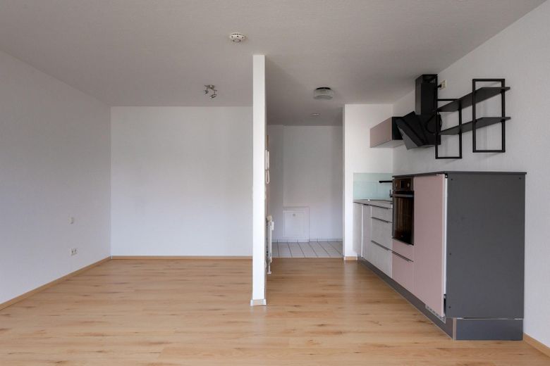 Bel appartement d’une pièce avec balcon dans un environnement calme à Laupheim – Wohn- Schlafzimmer