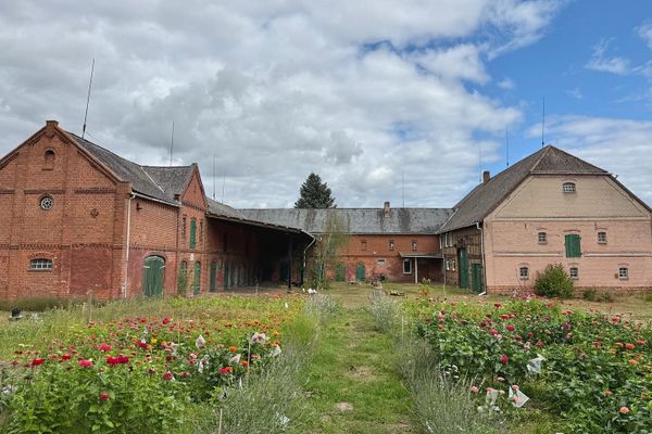 Historic three-sided farmstead with planning permission for residential use & guest accommodation along the Green Belt