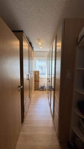 Grosses Einfamilienhaus in zentraler Lage – Ankleide / Schrankzimmer