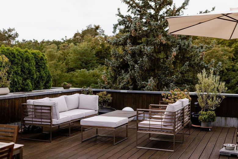 Wannsee'de geniş çatı terası, şömine ve Bulthaup mutfaklı, bol ışık alan çatı katı dairesi – Dachterrasse