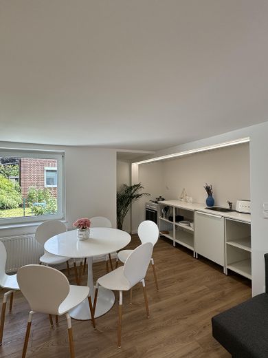 Wohnzimmer mit offener Küche