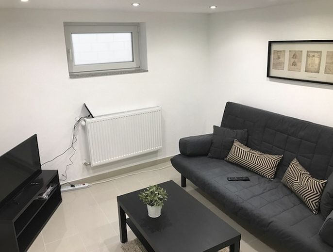 Basement Apartment im Herzen Frankfurts – Wohnzimmer 