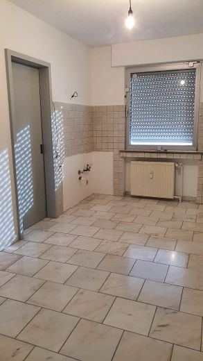 Rahm: garden apartment with house-in-house character – Küche Spülbereich links