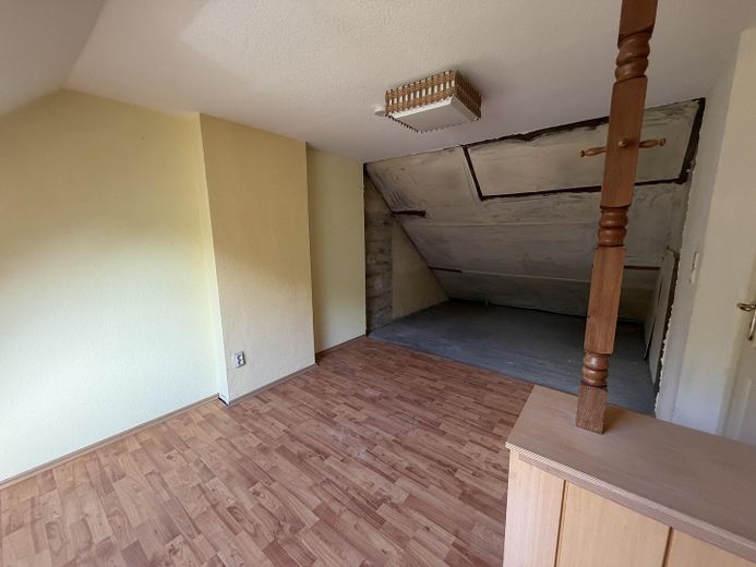 Ländliche Idylle mitten in der Stadt ! Ihr künftiges Zuhause mit herrlichem Garten und 3 Garagen ! – Zimmer 2 DG