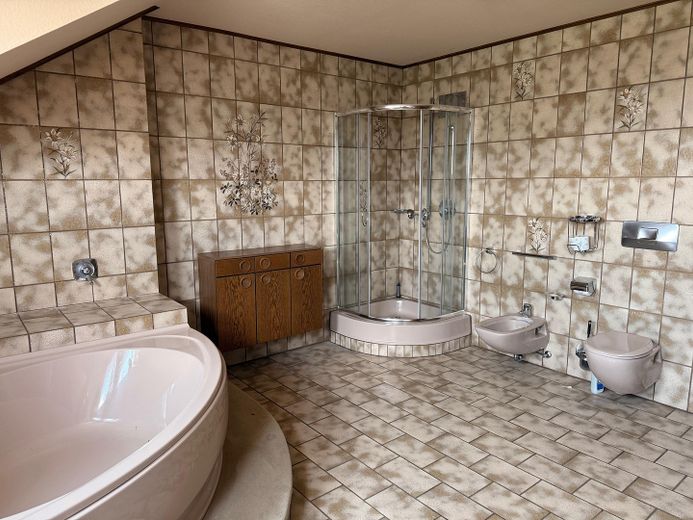 Viel Raum zum Leben: Riesige Landhausvilla in Neuhof/Fulda! – Masterbad mit Wanne und Dusche