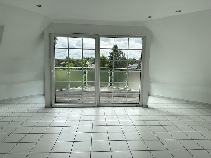 Appartement mansardé à Falkensee – Wohnbereich mit Balkon