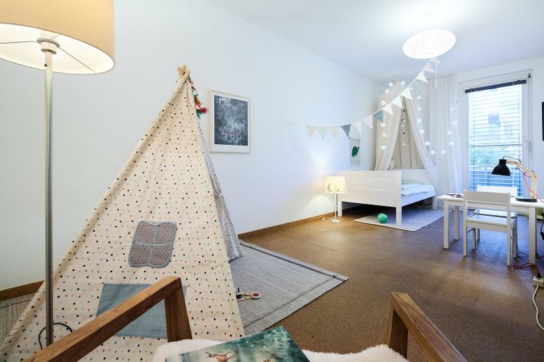 Highlight im Röthelheimpark - bezugsbereit, 4 Zimmer, großer Garten mit Pool – Kinderzimmer