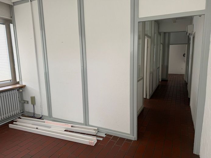 Gewerbeimmobilie mit großer Außenfläche und zwei Hausmeisterwohnungen – IMG_8799