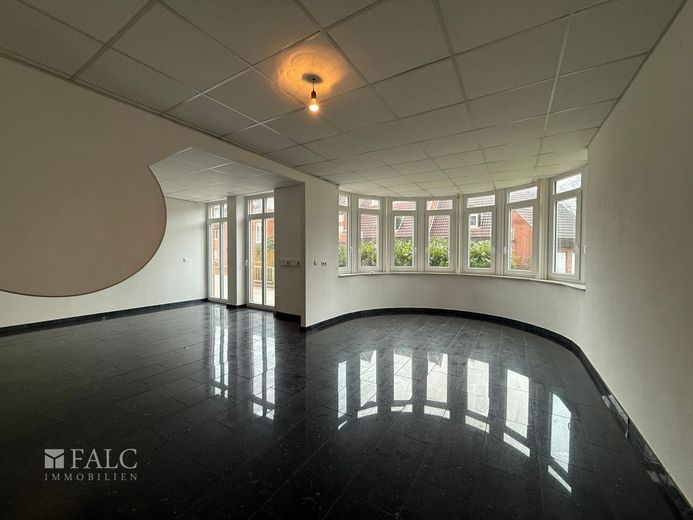 Exklusives Wohnen auf einer Ebene - 6 Zimmer, ca. 220 m², Balkon &amp; TG-Stellplatz möglich – Bild 13