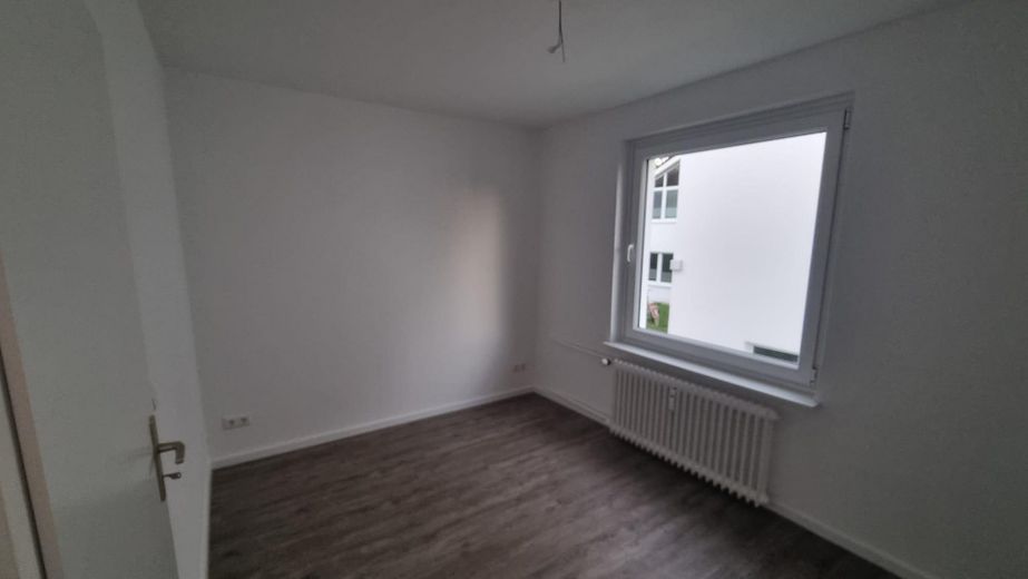 Helle 63m²-EG-Wohnung, frisch renoviert,  mit 3 Zimmern und neuer EBK – Kinderzimmer / Büro