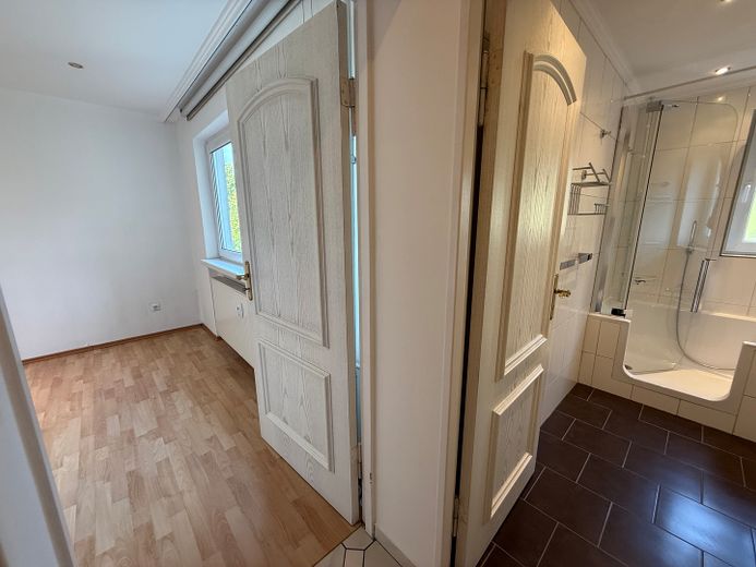 Wunderschöne leerstehende Zweizimmerwohnung mit Garage – Schlafzimmer-Badezimmer