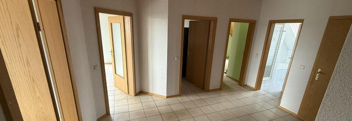 Світла та простора 4-кімнатна дворівнева мансардна квартира у Фраймерсгаймі – Flur von Treppenaufgang zum OG