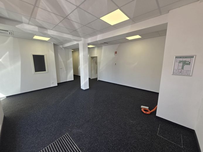 2 Einmalige Ladenlokale in stark frequentierter Lage mit ca. 280 m2 und 103 m2 Gewerbefläche – Eingsbereich Lalo2