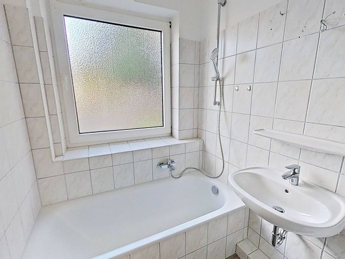 Duże 3-pokojowe mieszkanie z BALKONEM i umeblowaną kuchnią w Flensburg-Weiche – Ansicht I: Bad