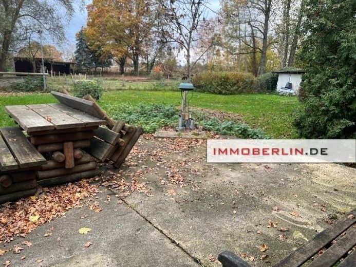 IMMOBERLIN.DE - Charmantes Einfamilienhaus + Nebengelasse auf sehr großem Anwesen – Foto 1