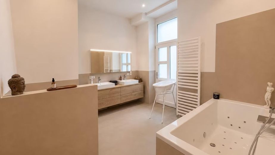 Urbaner Rückzugsort in Haidhausen, Hochwertiges Design-Loft mit separatem Cityoffice – Spa Bad mit Jacuzzi