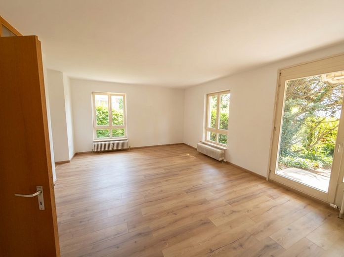Helle 2-Zimmer-Wohnung in Kornwestheim | Terrasse, Garten, TG, renoviert & E-Rollläden – Wohnzimmer