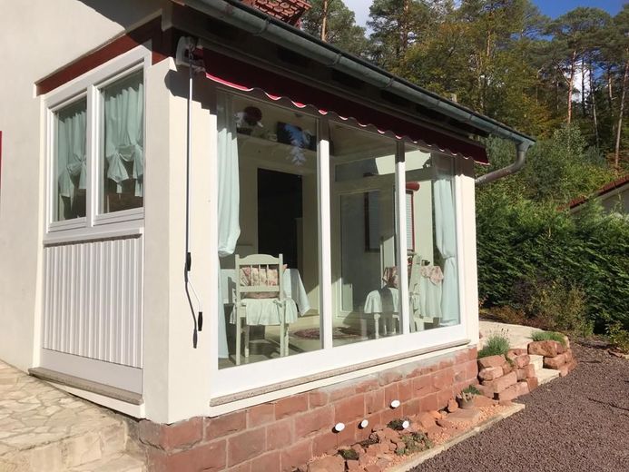 Ferienhaus_Waldromantik_Ansicht_Suedseite_Wintergarten_KL