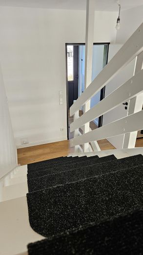 Neuwertiges Reihenmittelhaus mit PV-Anlage, Fußbodenheizung, neuem Dach, eigenem Garten & Garage – Treppenausblick