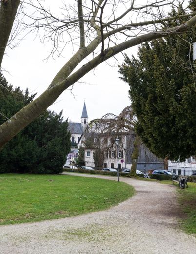 Gotowe do zamieszkania mieszkanie po remoncie: 4 pokoje, balkon i widok na zamek w centrum Königstein – benachbarter Park