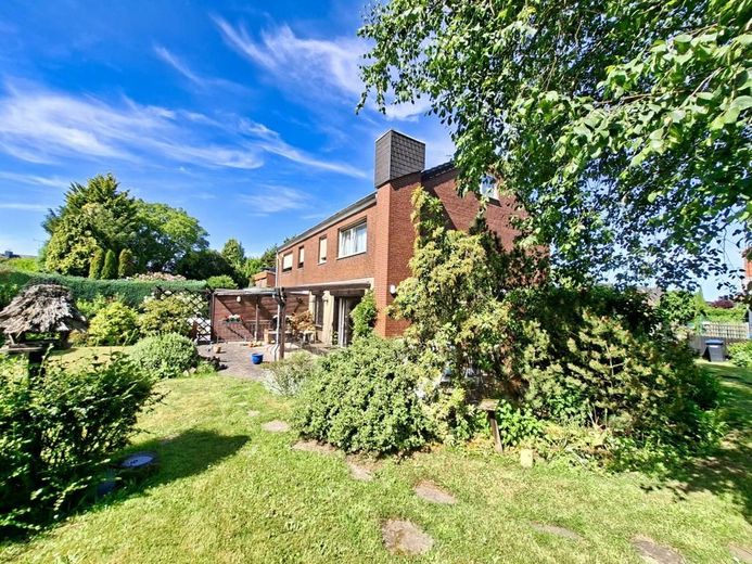 CITYHOUSE: Schöne, gepflegte Doppelhaushälfte, mit großem Garten, Kamin, Garage und Stellplatz – Gartenfläche