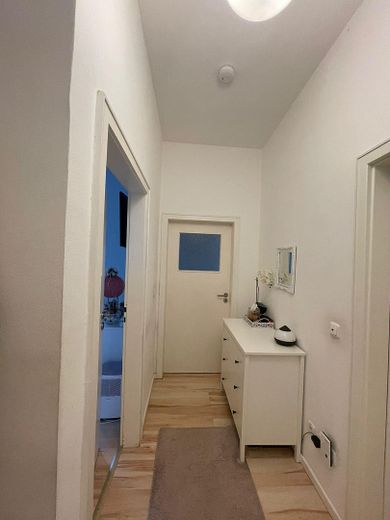 Gemütliche 2-Zimmer-Wohnung mit moderner Wohnküche & weißem Wannenbad – ruhig zum Innenhof – Flur beispielhaft möbiliert