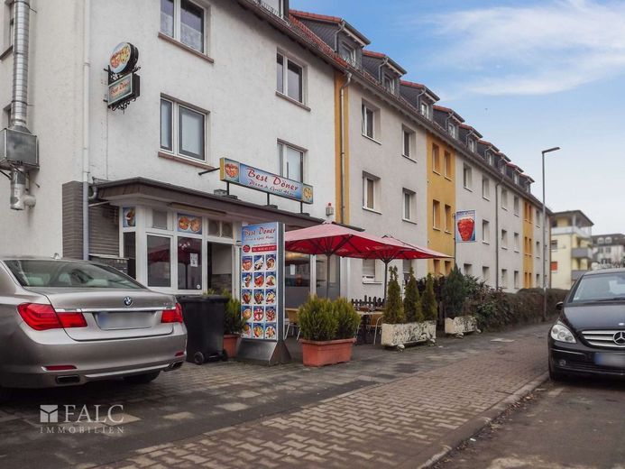 Commercial property with high return and potential – Straßenfront
