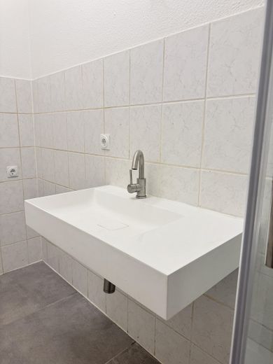 Neues Waschbecken mit Ablage