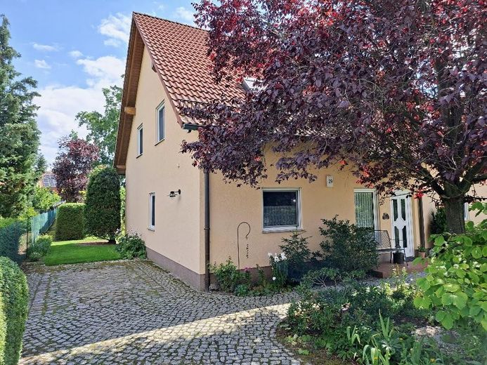 Przestronny dom jednorodzinny w centralnej i spokojnej lokalizacji Falkensee – Einfahrt mit Stellplätzen
