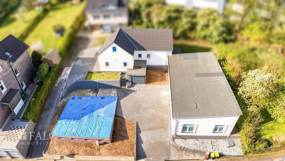 Wohnen in zentraler Lage: Einfamilienhaus mit Perspektive – Außenansicht - (KI generiert)