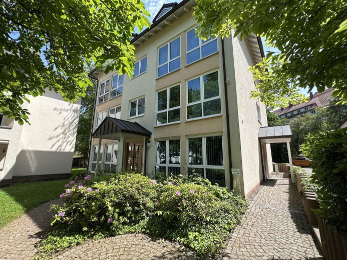 Kassel - Bad Wilhelmshöhe: Moderne 4 ZKB mit großer Terrasse – Außenansicht Vorderseite