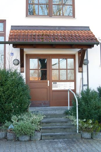 Avis aux investisseurs : duplex habité et meublé de 4 pièces avec cuisine, salle de bains et WC supplémentaires, dans un quartier calme proche du centre – Gebäudeingang Nordeite