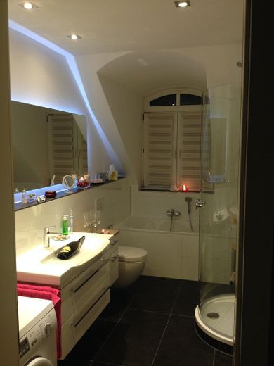 2,5-Zimmer-DG-Maisonette mit Galerie, Balkon, EBK & 2 TG-Stellplätzen – Bad