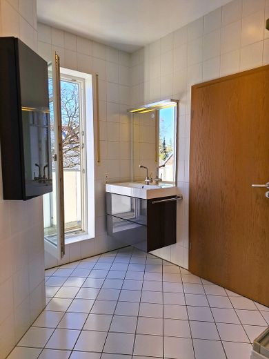 Badezimmer mit Balkon