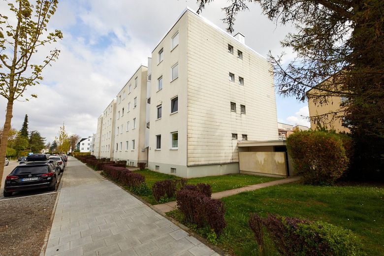 Vollvermietete 4-Zimmer-WG-Wohnung in Obermenzing, saniert und möbliert – Außenansicht Strassenseite