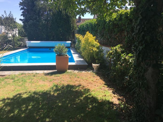 Ekskluzywny dom szeregowy skrajny w stylu bungalow z antresolą, basenem i wymarzonym ogrodem – Pool