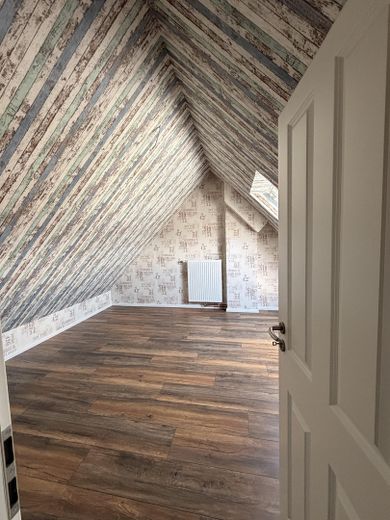 Modern rijtjeshuis in Apensen te koop – ausgebauter Dachboden