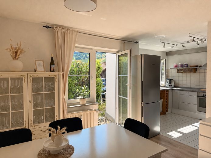 Sonnige 3-Zimmerwohnung mit Garten und Blick auf die Weinberge – Essbereich vor der Küche mit k