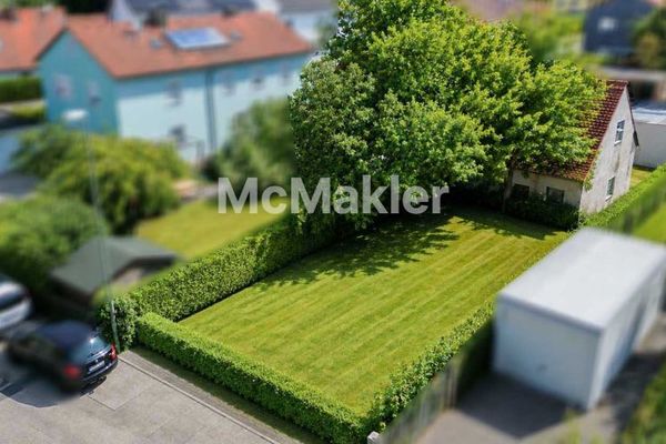 Al di sotto del valore indicativo del terreno e immediatamente edificabile grazie al piano regolatore: terreno vicino alla città e baciato dal sole!
