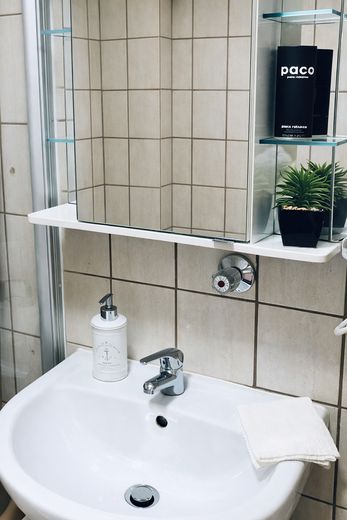 Provisionsfrei: Möbliertes Apartment mit Loggia im Heusteigviertel – Bad