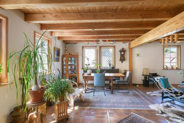 Casa unifamiliar versátil con galería, sauna y apartamento independiente – Wohnzimmer