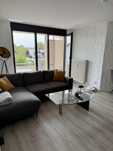 Modernisierte 2-Zimmer-Wohnung mit Balkon, Einbauküche und Tiefgaragenstellplatz – Wohnzimmer