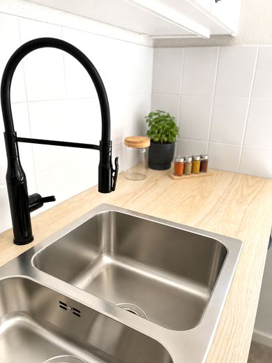 HAVRO HOMES I Sahile yakın yaşayın I Kiel’de dönemsel kiralık şık tarihi bina dairesi – Küche