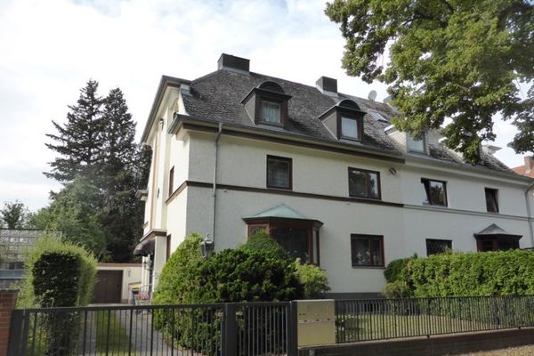 Bezugsfreies Ein- bis Dreifamilienhaus mit Potential im Herzen von Lichterfelde West!