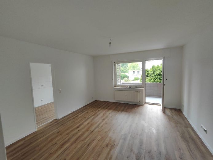 2,5 Raum mit Balkon im gepflegten Mehrfamilienhaus – Wohnzimmer