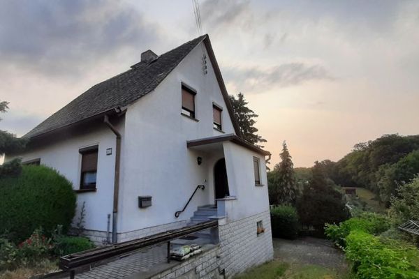Casa unifamiliare abitabile in tranquilla posizione di paese vicino a Hermsdorf, prezzo trattabile