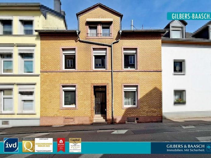 Reihenmittelhaus in zentraler Lage von Trier mit Innenhof, Garten, Terrasse, Balkon und Garage. – Foto 1