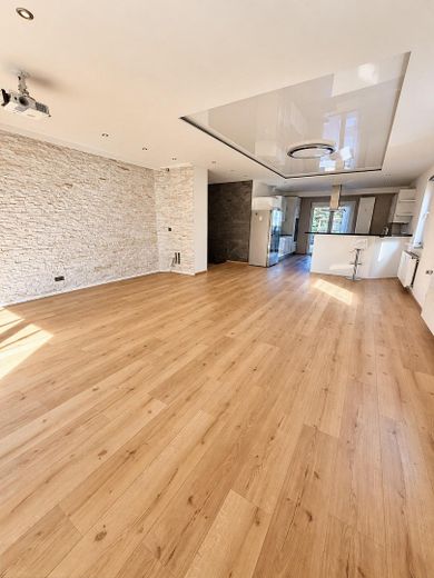 Komisyonsuz: Teraslı, konut amaçlı kullanılan bodrum katı ve hobi/sinema odalı 3,5 oda – Wohnzimmer